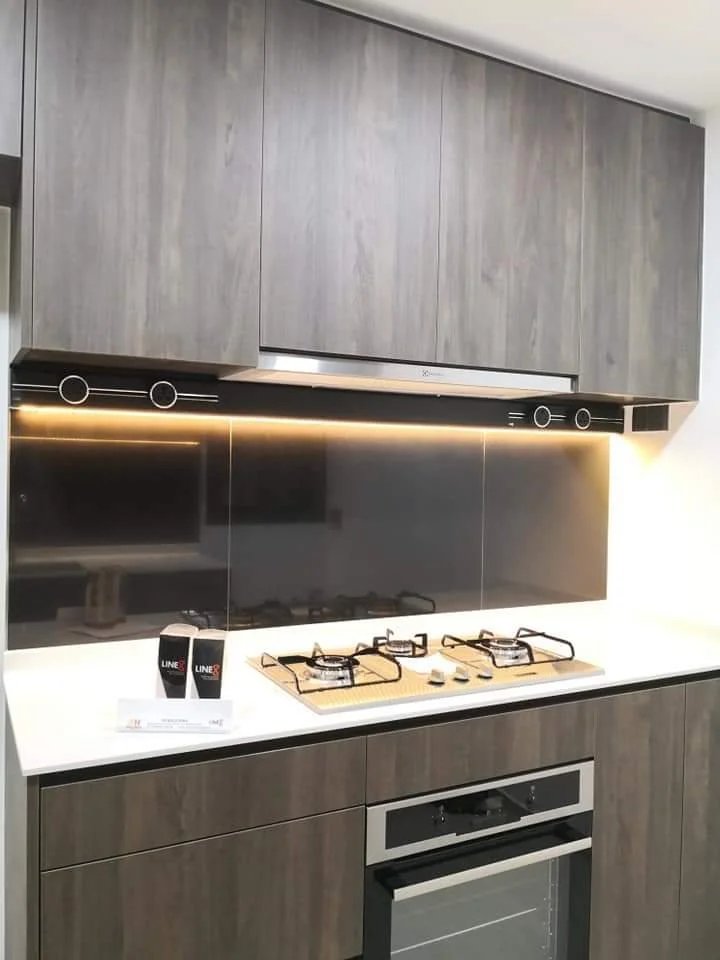 Line8 Model SL track in Black Hairline above the kitchen hob