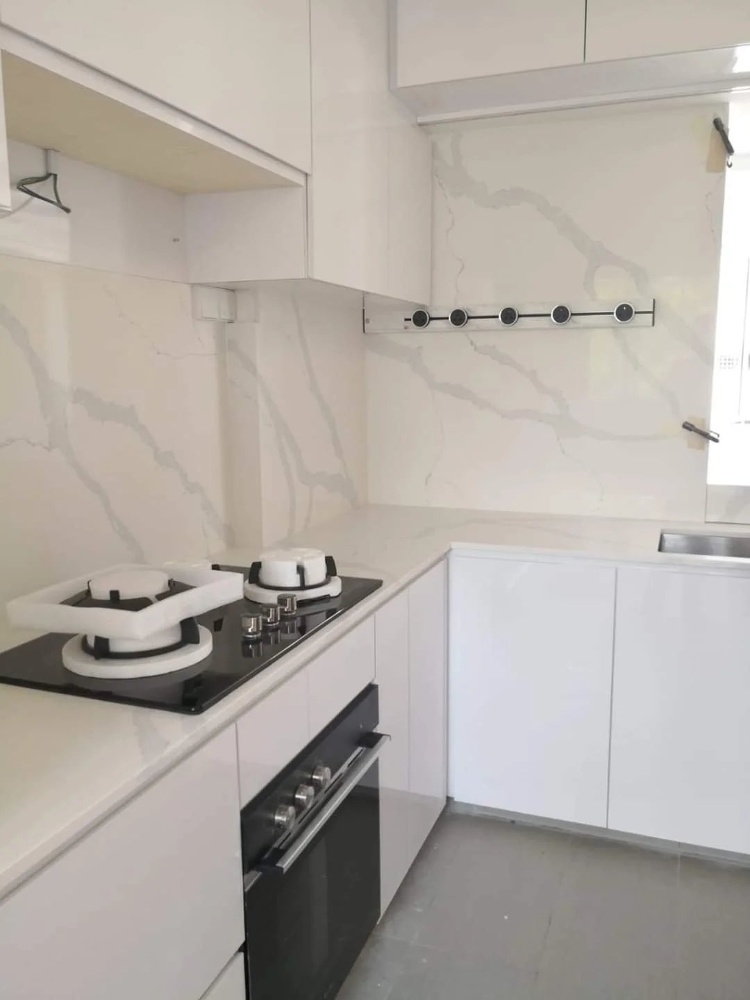 Line8 Model SL track in Black Hairline above the kitchen hob