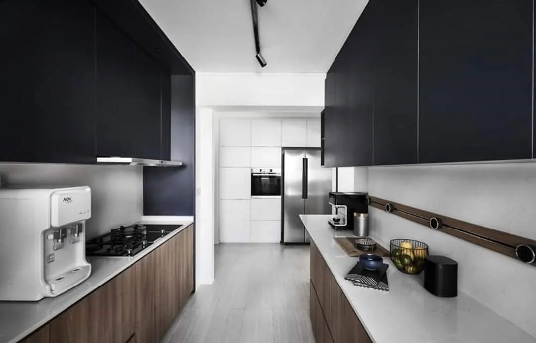 Line8 Model SL track in Black Hairline above the kitchen countertop
