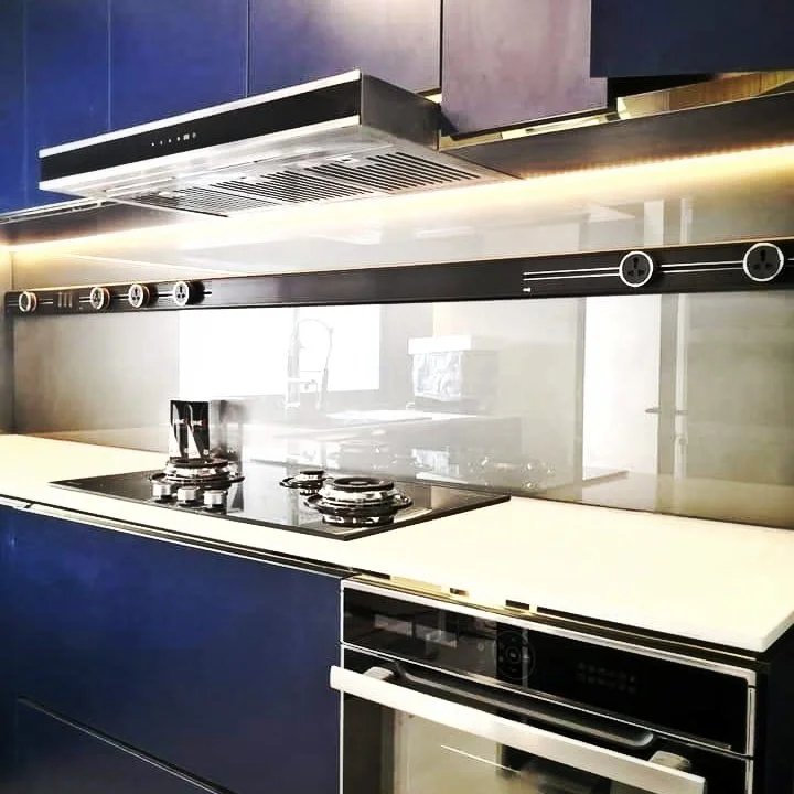 Line8 Model SL track in Black Hairline above the kitchen hob