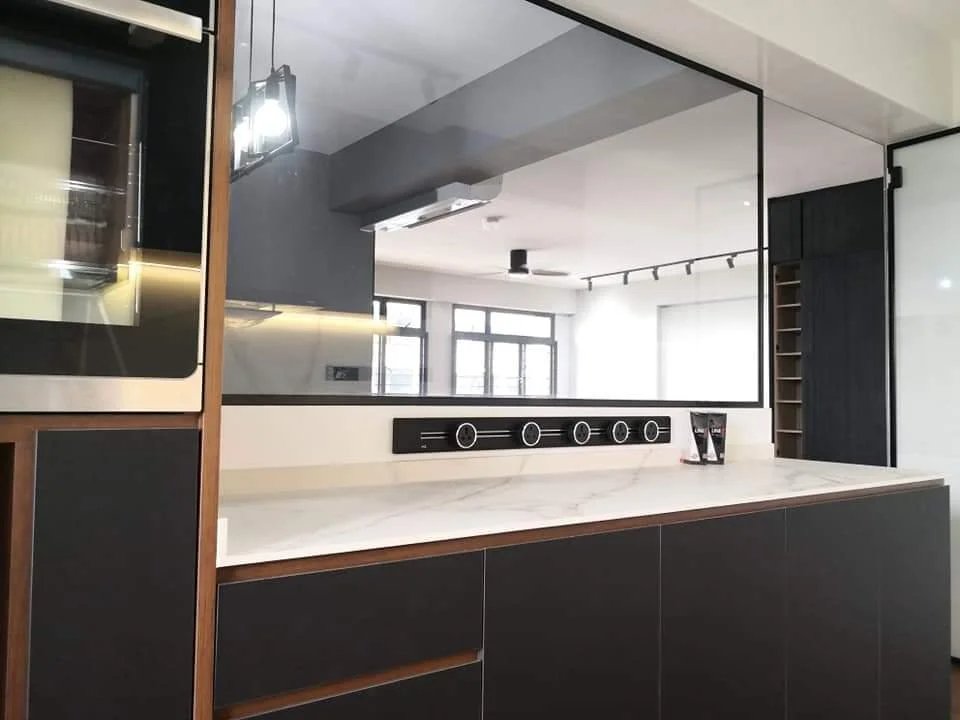 Line8 Model SL track in Black Hairline above a kitchen countertop