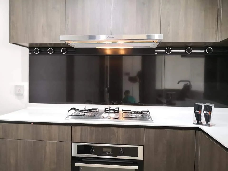 Line8 Model SL track in Black Hairline above a gas hob in a kitchen