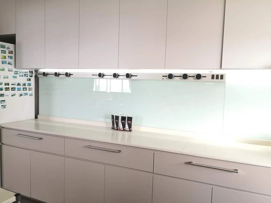 Line8 Model SL track in Silver Hairline above a kitchen splashback