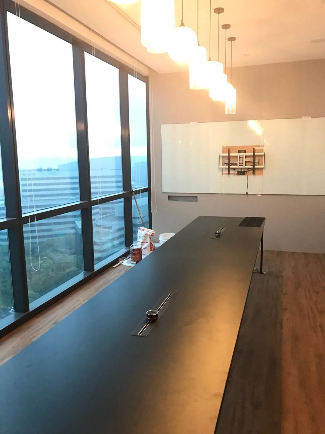 Line8 Model SL track in Black Hairline above a conference table