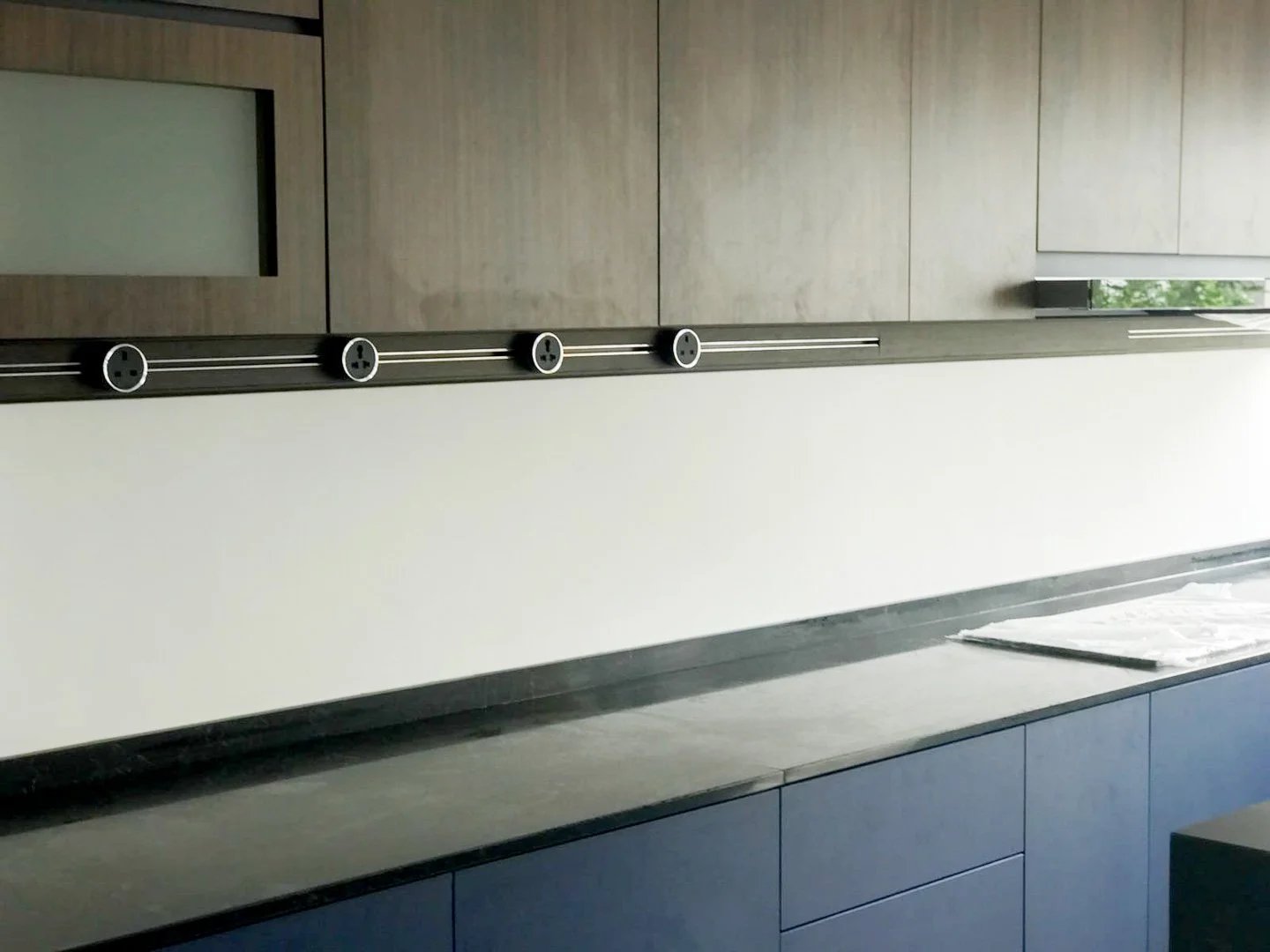 Line8 Model SL track in Silver Hairline above a kitchen countertop