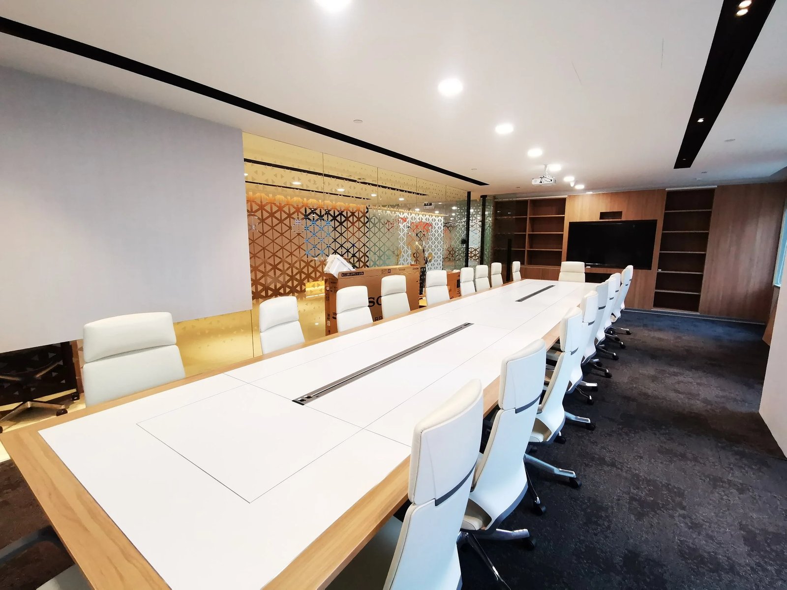 Line8 Model SL track in Black Hairline above a conference table