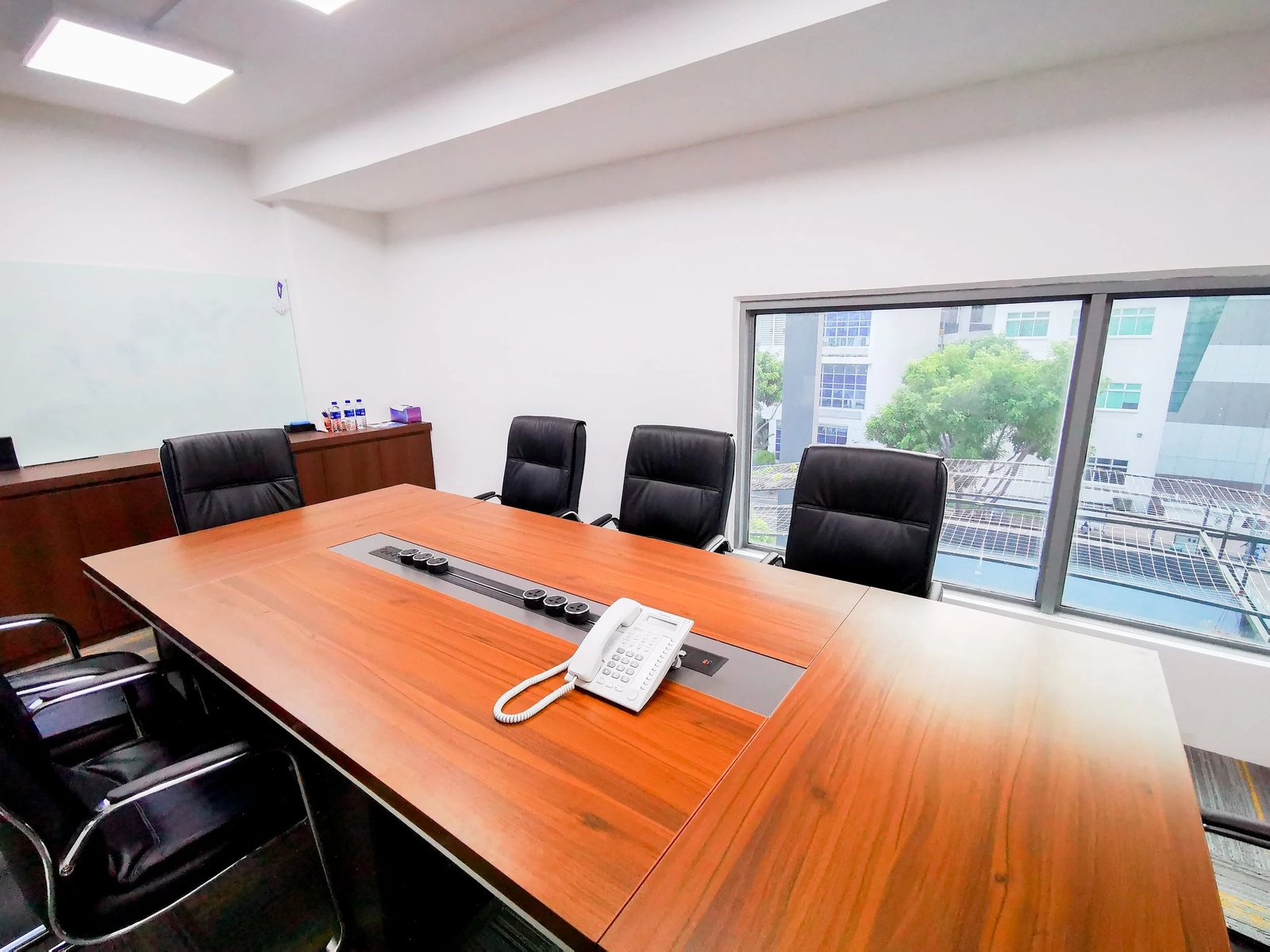 Line8 Model SL track in Black Hairline above a conference table