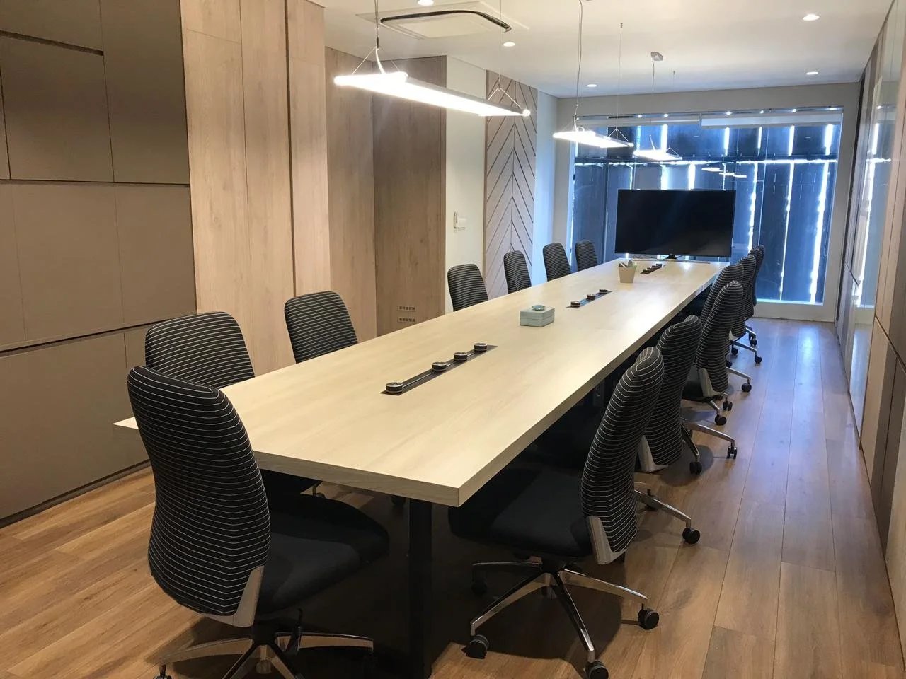 Line8 Model SL track in Black Hairline above a conference table