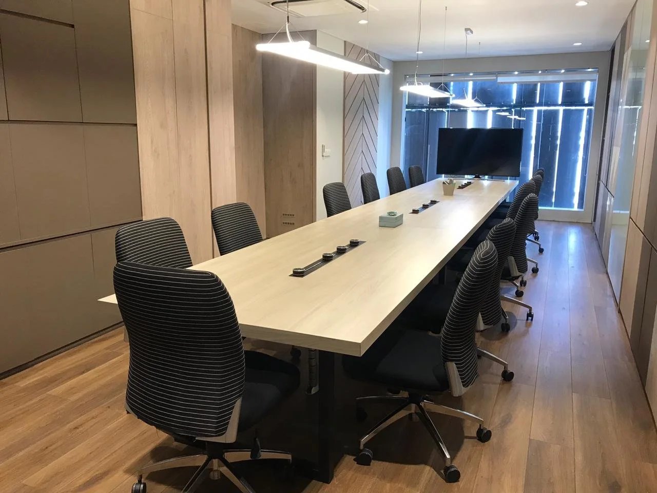 Line8 Model SL track in Black Hairline above a conference table