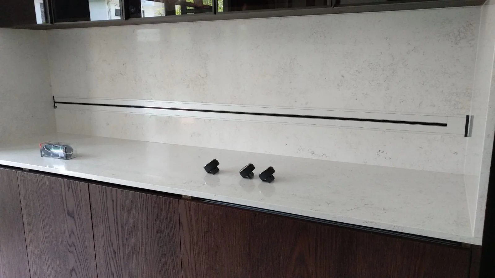 Line8 Model SL track in Black Hairline above a kitchen splashback