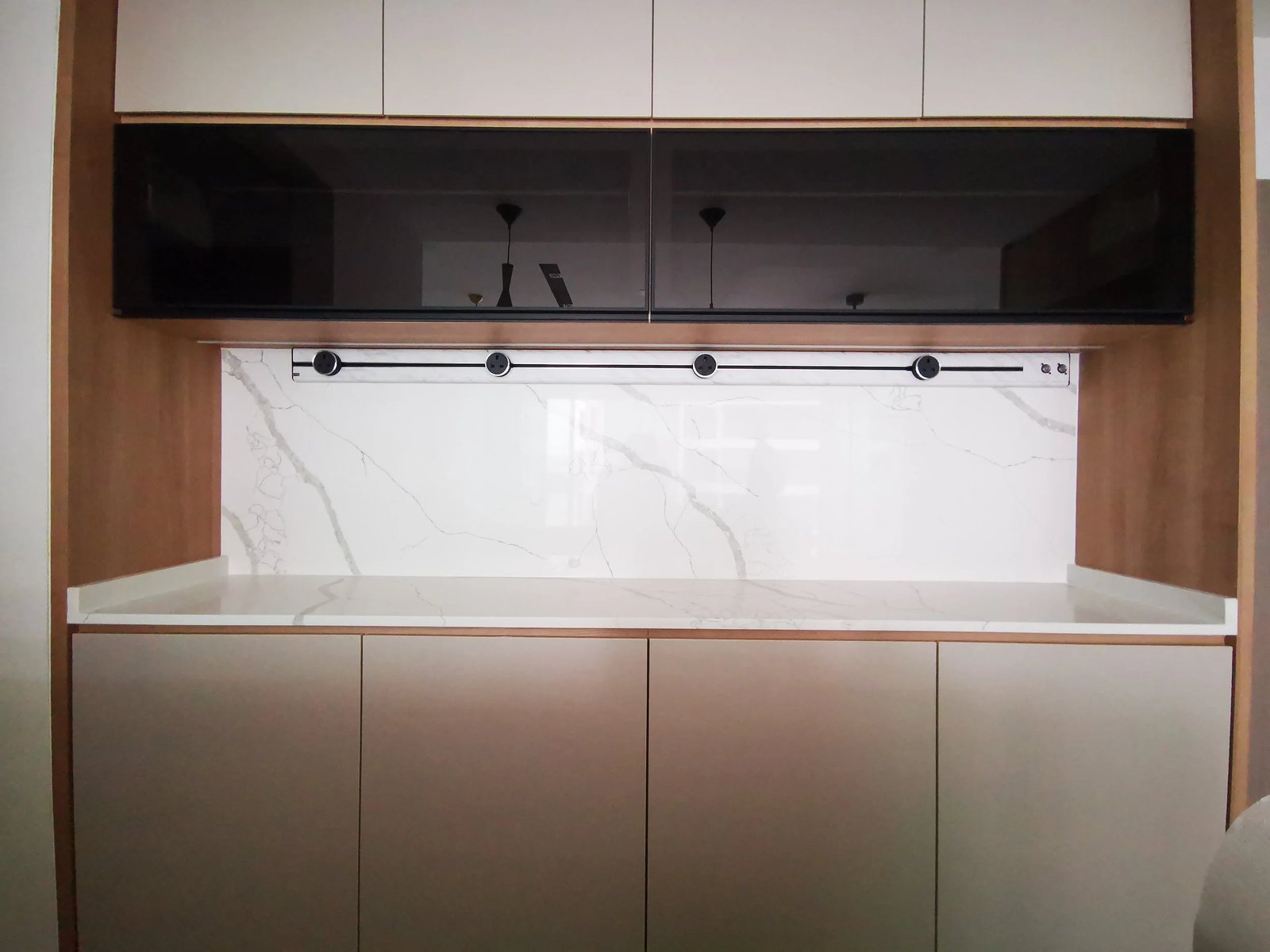 Line8 Model SL track in Black Hairline above a kitchen splashback