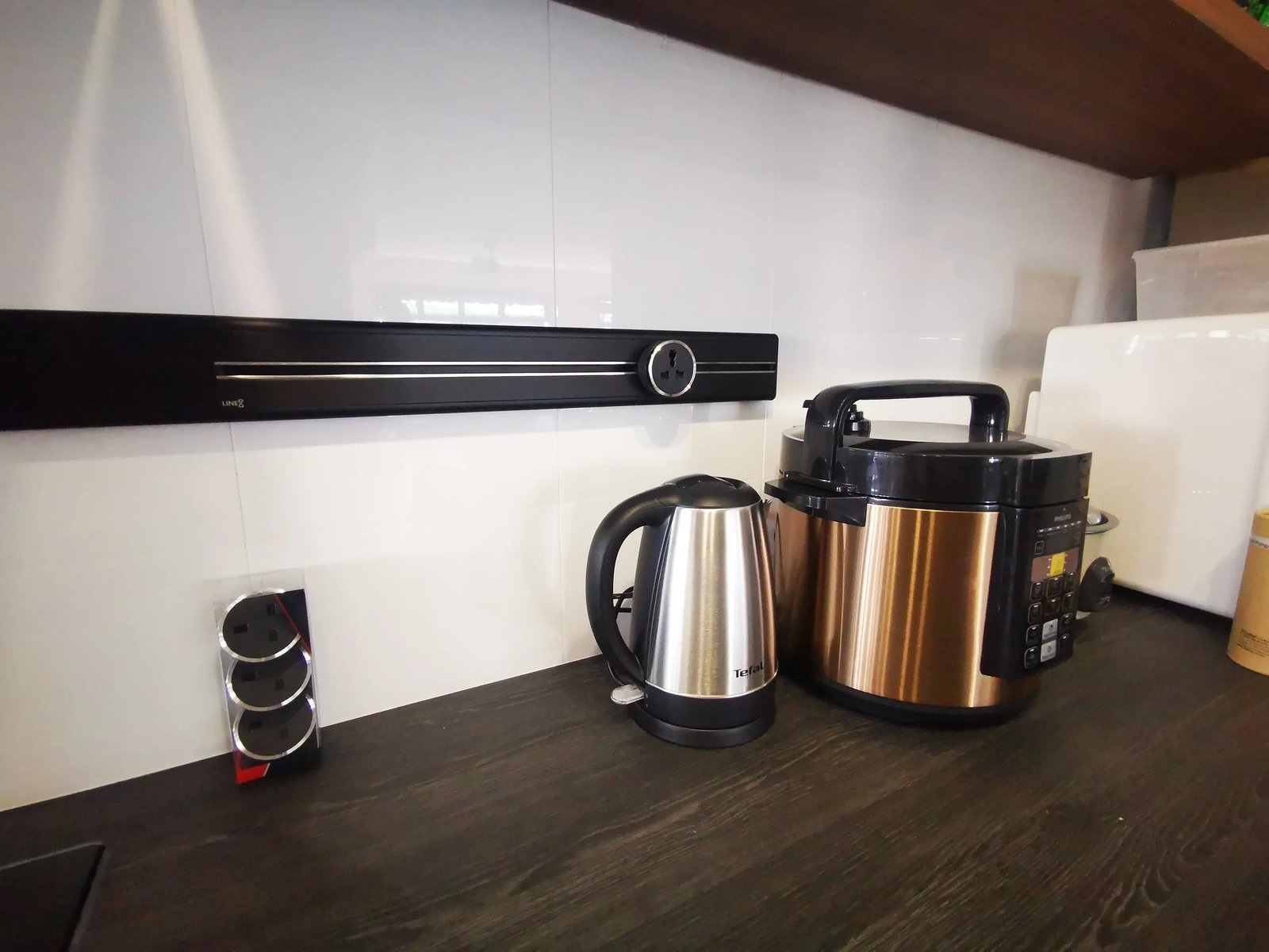 Line8 Model SL track in Black Hairline above a kitchen countertop with a kettle and rice cooker