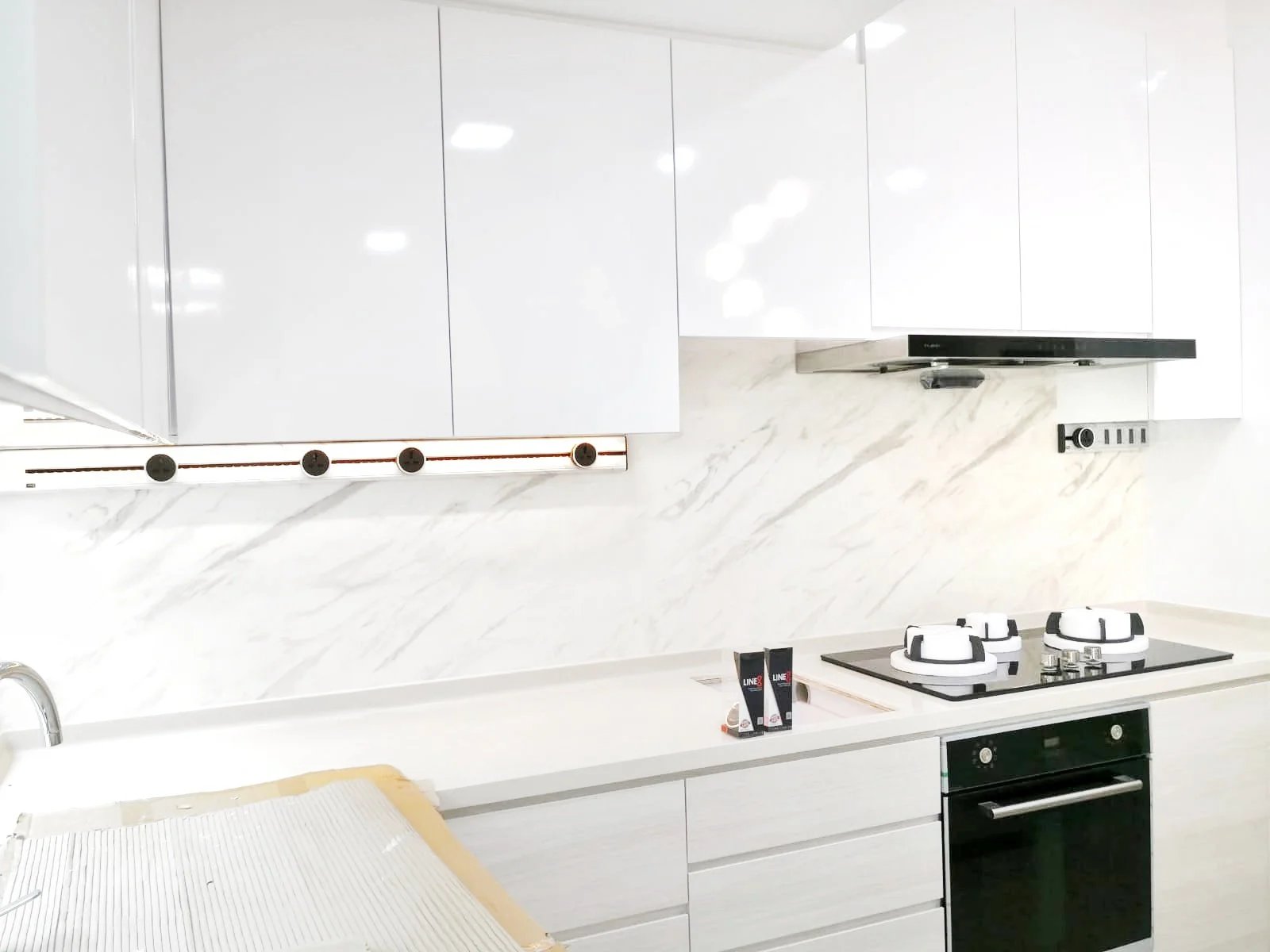 Line8 Model SL track in Black Hairline above the stove in a kitchen