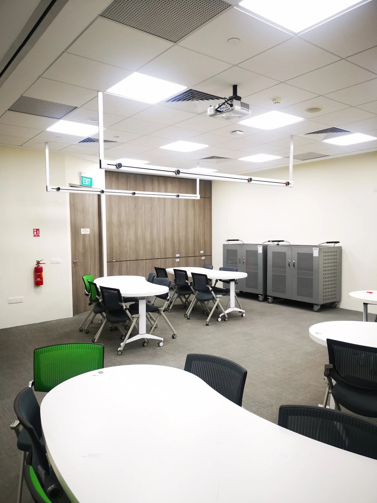 Line8 Model SL track in Black Hairline above a meeting table in a laboratory