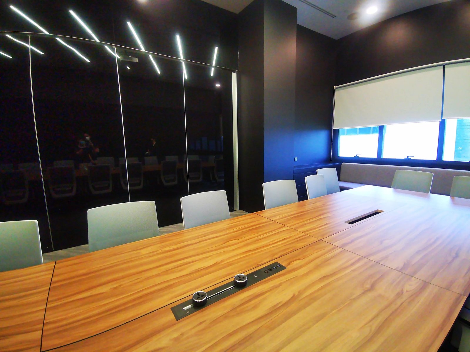 Line8 Model SL track in Black Hairline above a conference table