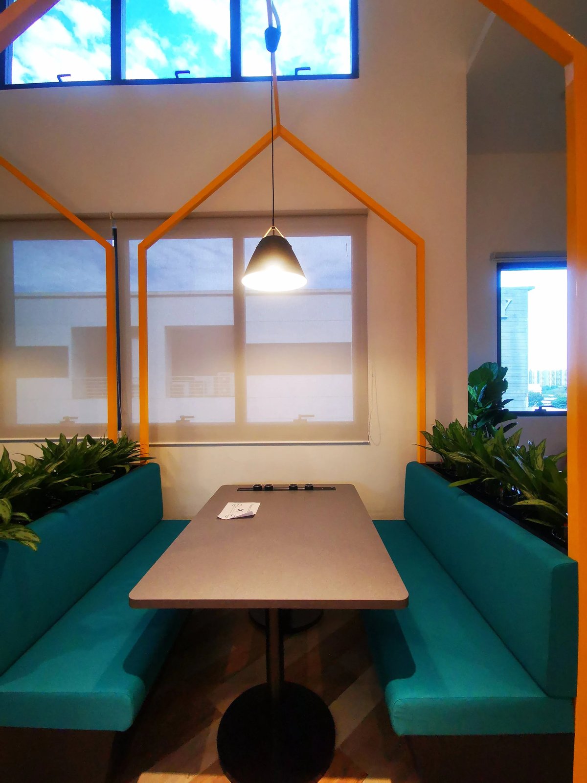 Line8 Model SL track in Black Hairline above a conference table