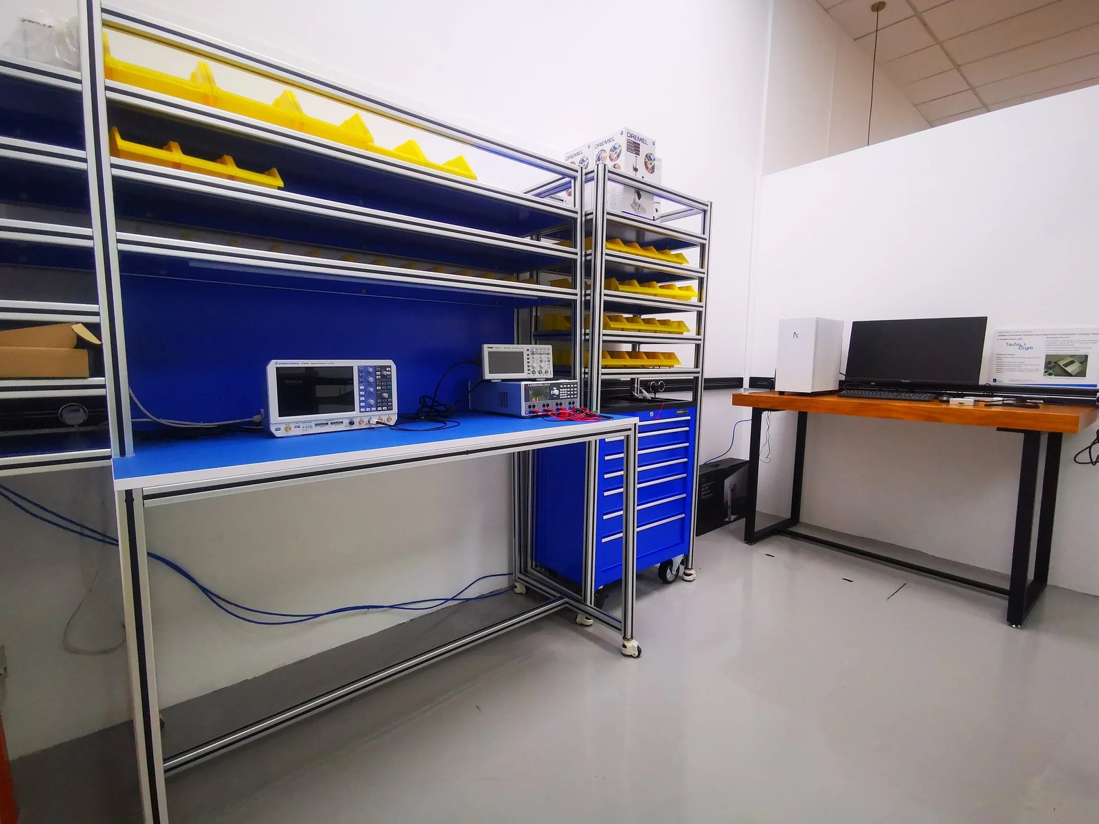Line8 Model SL track in Black Hairline above a laboratory workbench