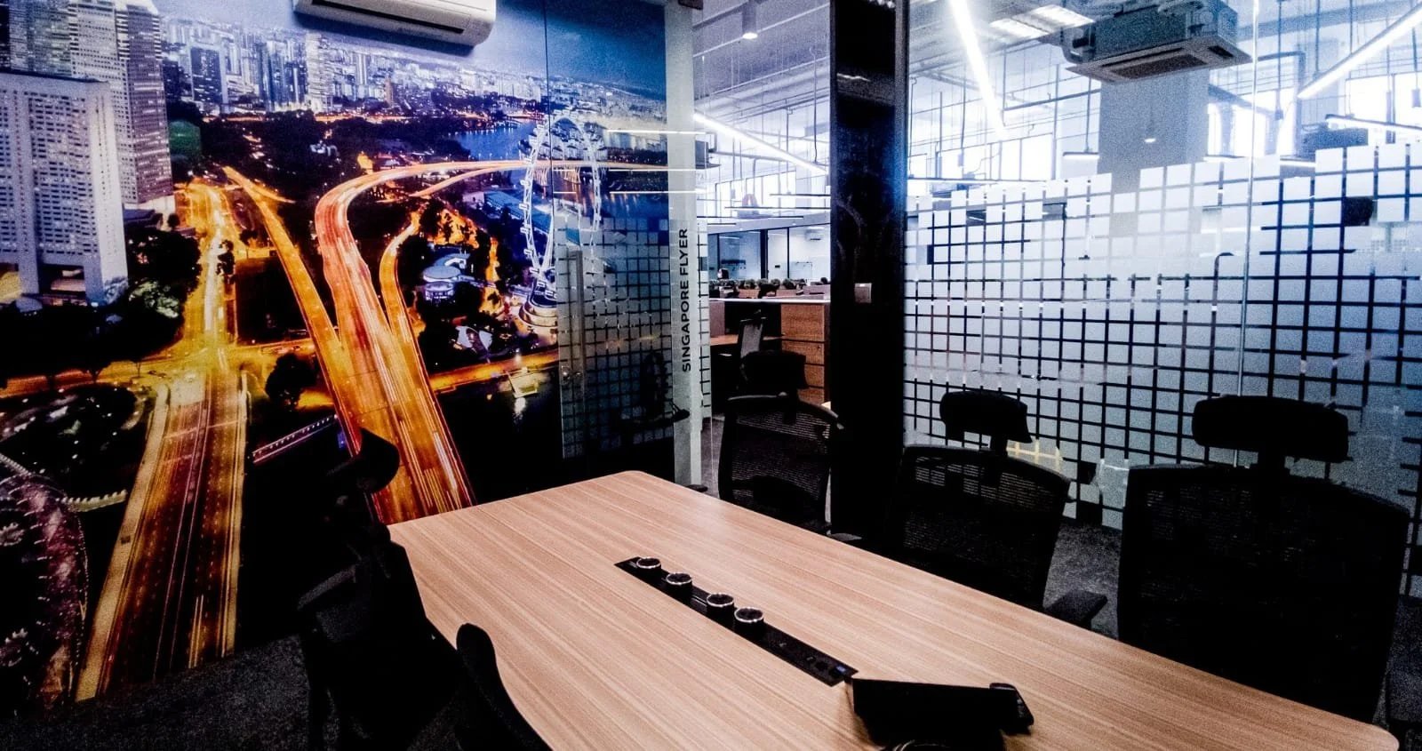 Line8 Model SL track in Black Hairline above a conference table