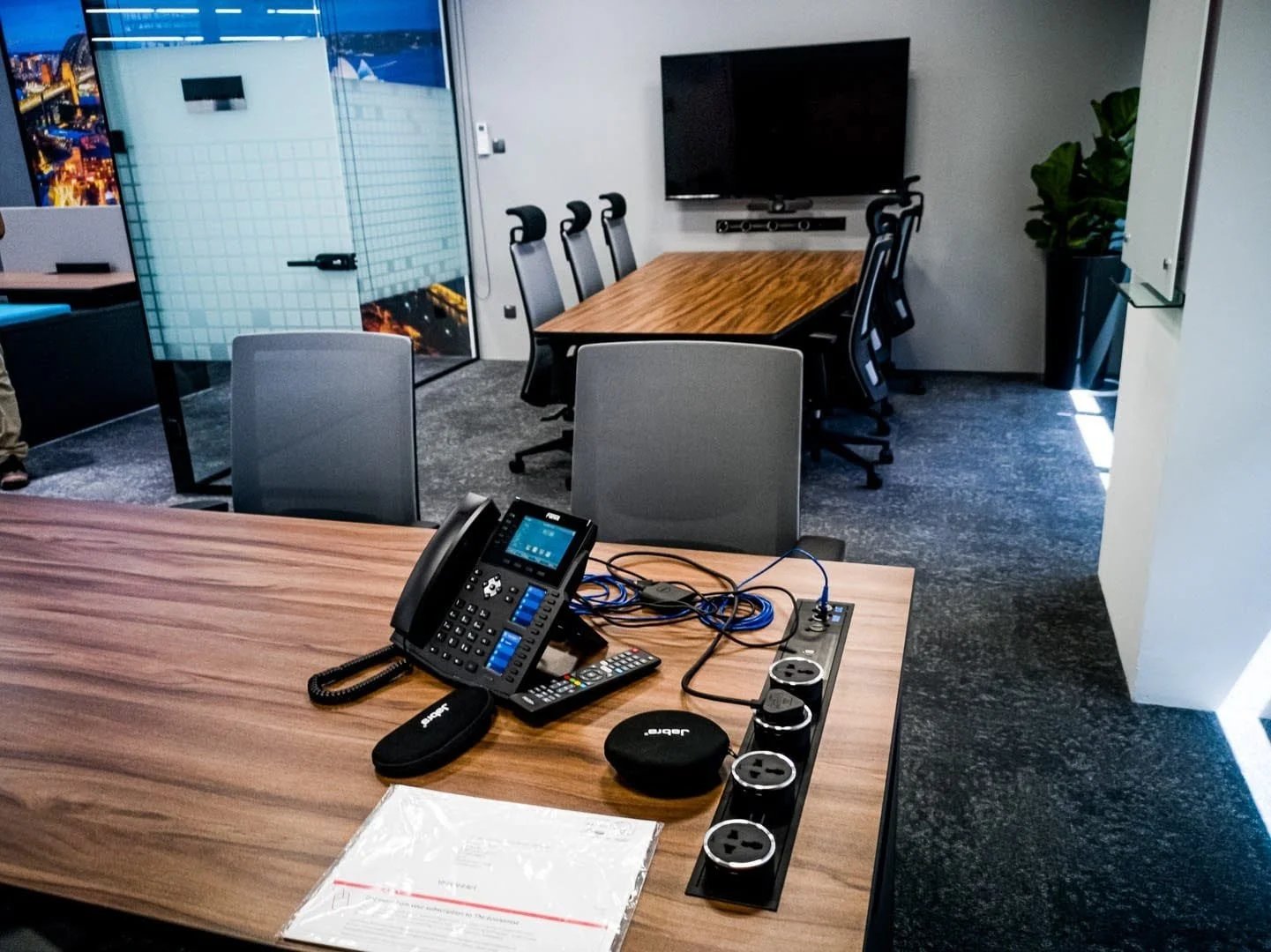Line8 Model SL track in Black Hairline above a conference table