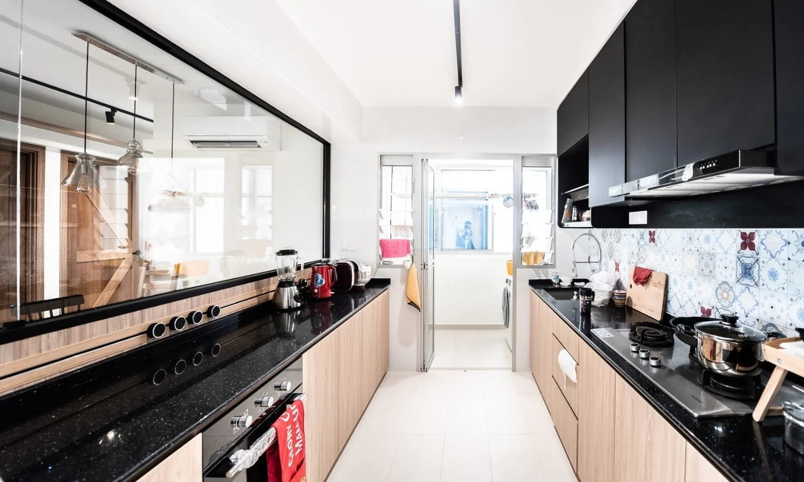 Line8 Model SL track in Black Hairline above the kitchen sink area