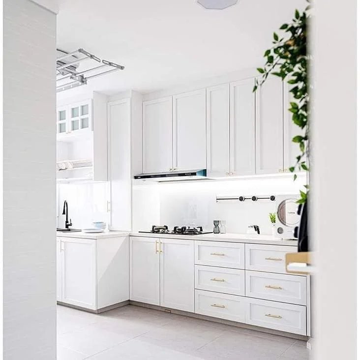 Line8 Model SL track in Black Hairline above the kitchen hob
