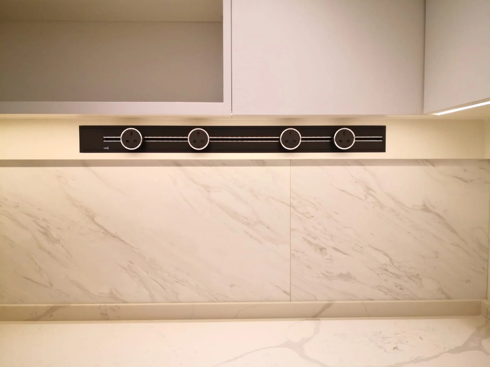 Line8 Model SL track in Black Hairline above a kitchen splashback
