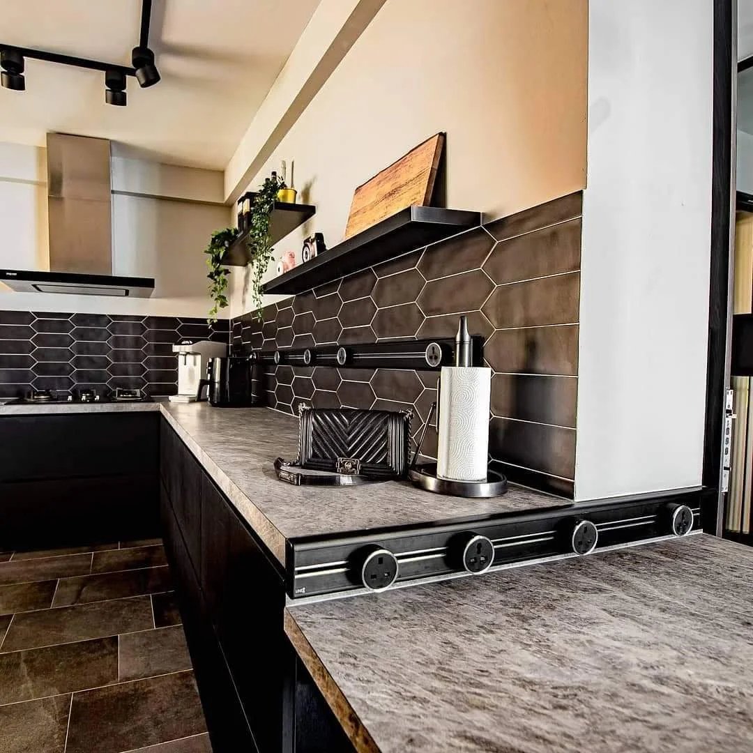 Line8 Model SL track in Black Hairline above the kitchen countertop with appliances