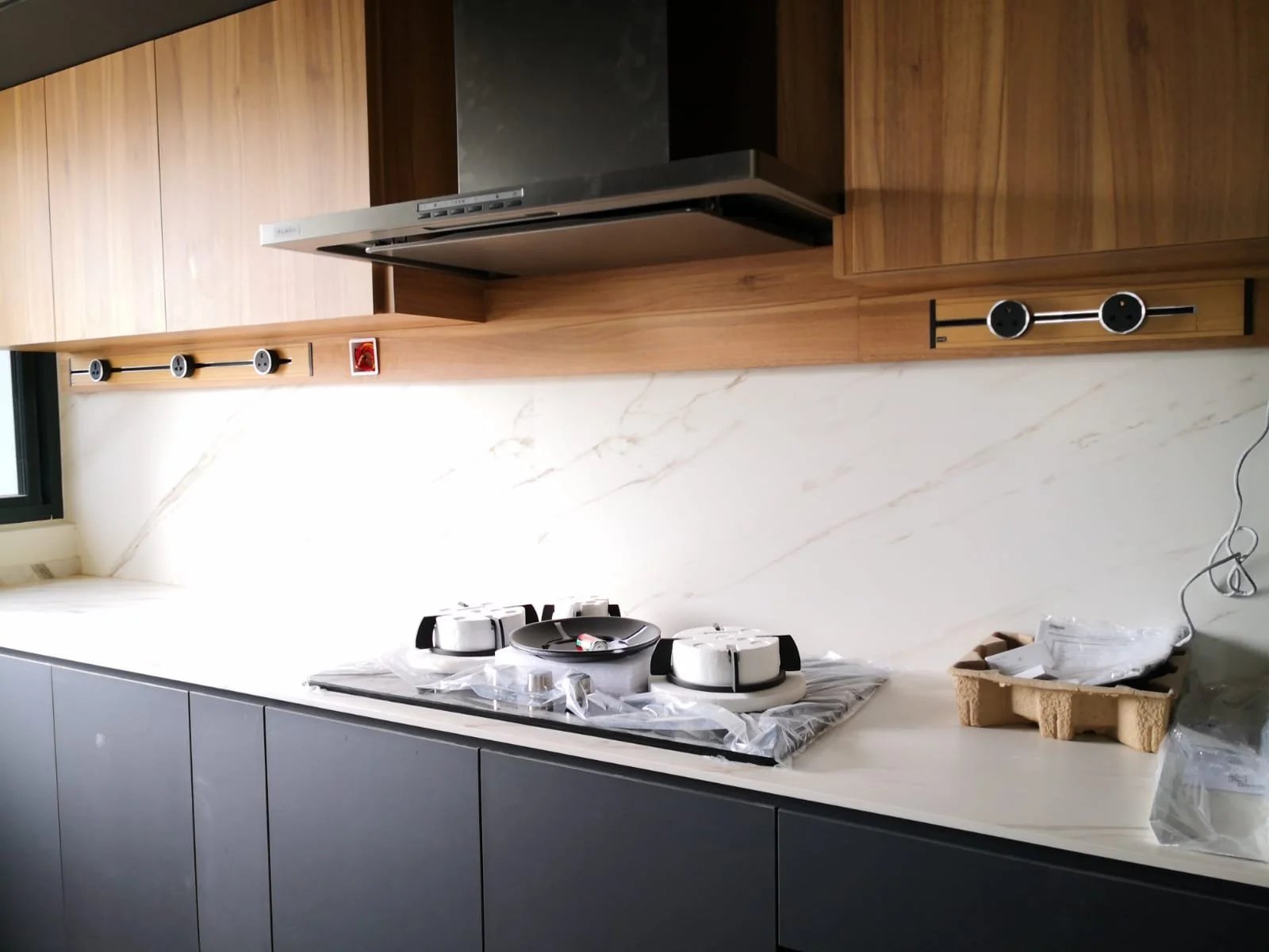 Line8 Model SL track in Black Hairline above the kitchen hob