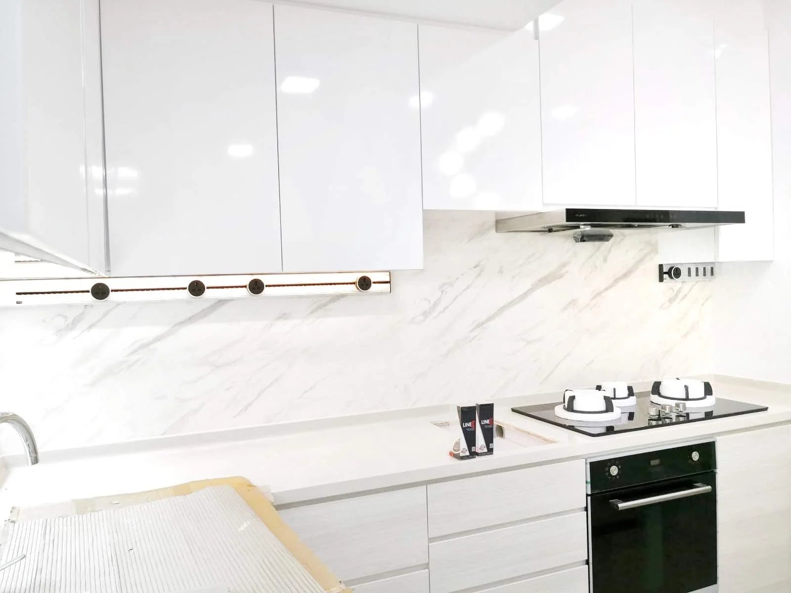 Line8 Model SL track in Black Hairline above the gas hob in a kitchen