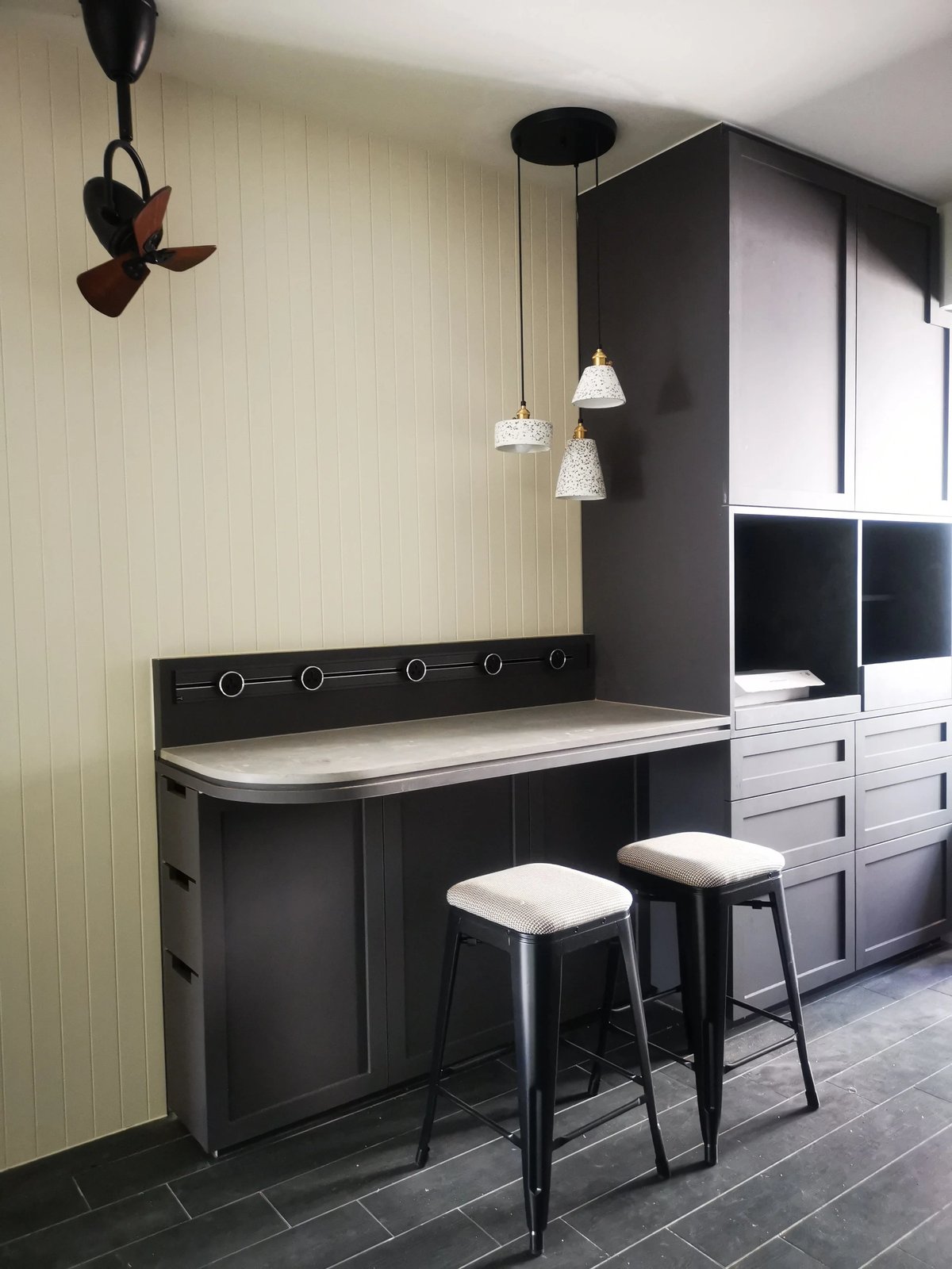 Line8 Model SL track in Black Hairline above a kitchen bar area