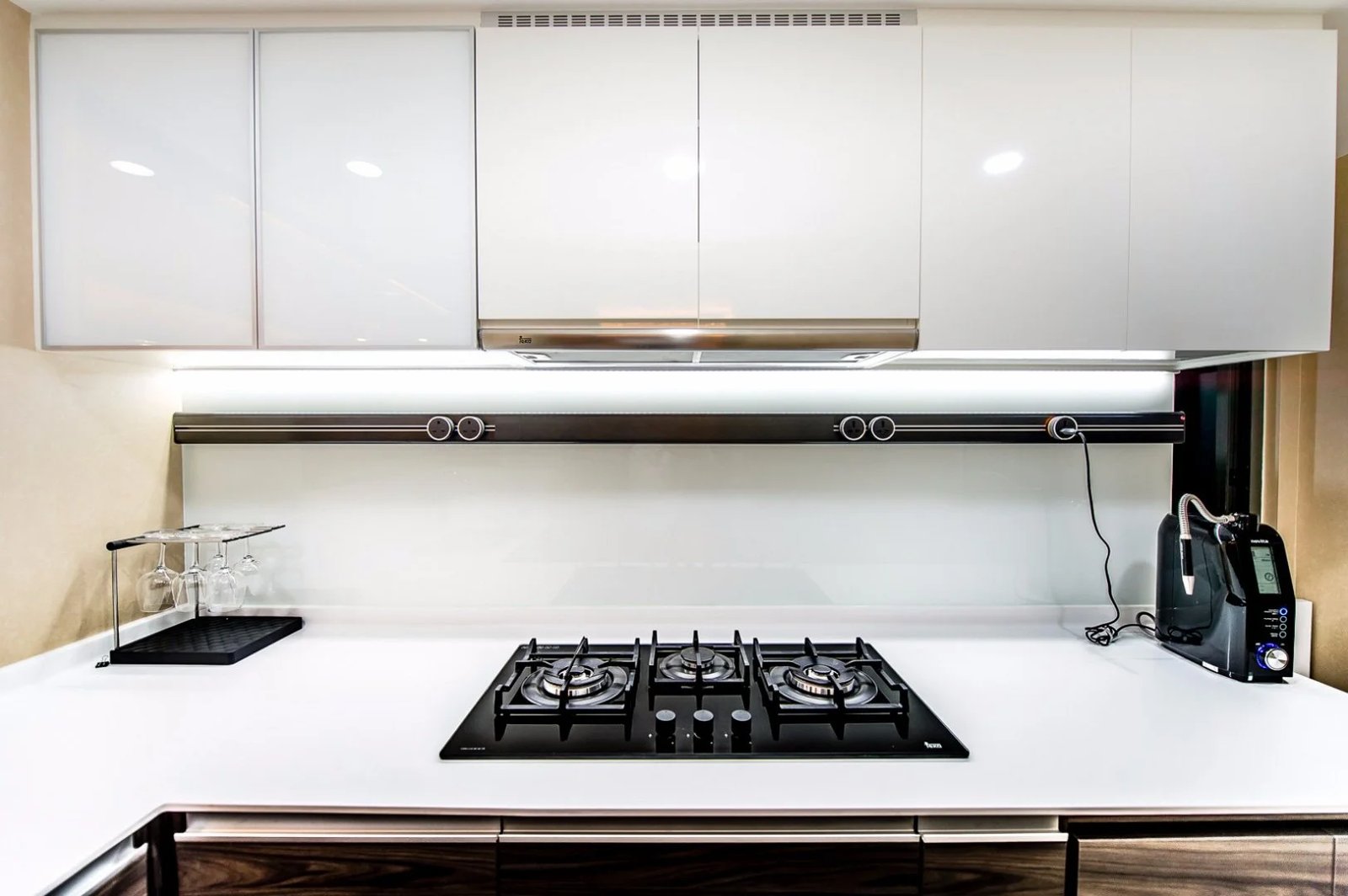 Line8 Model SL track in Black Hairline above a gas hob in the kitchen