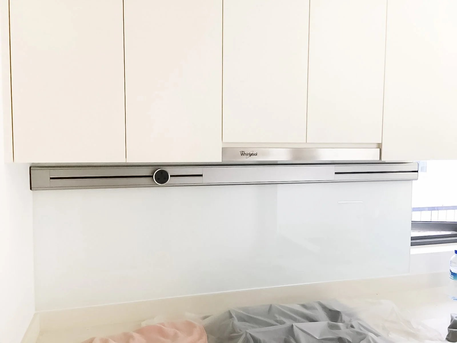 Line8 Model SL track in Silver Hairline above a kitchen splashback