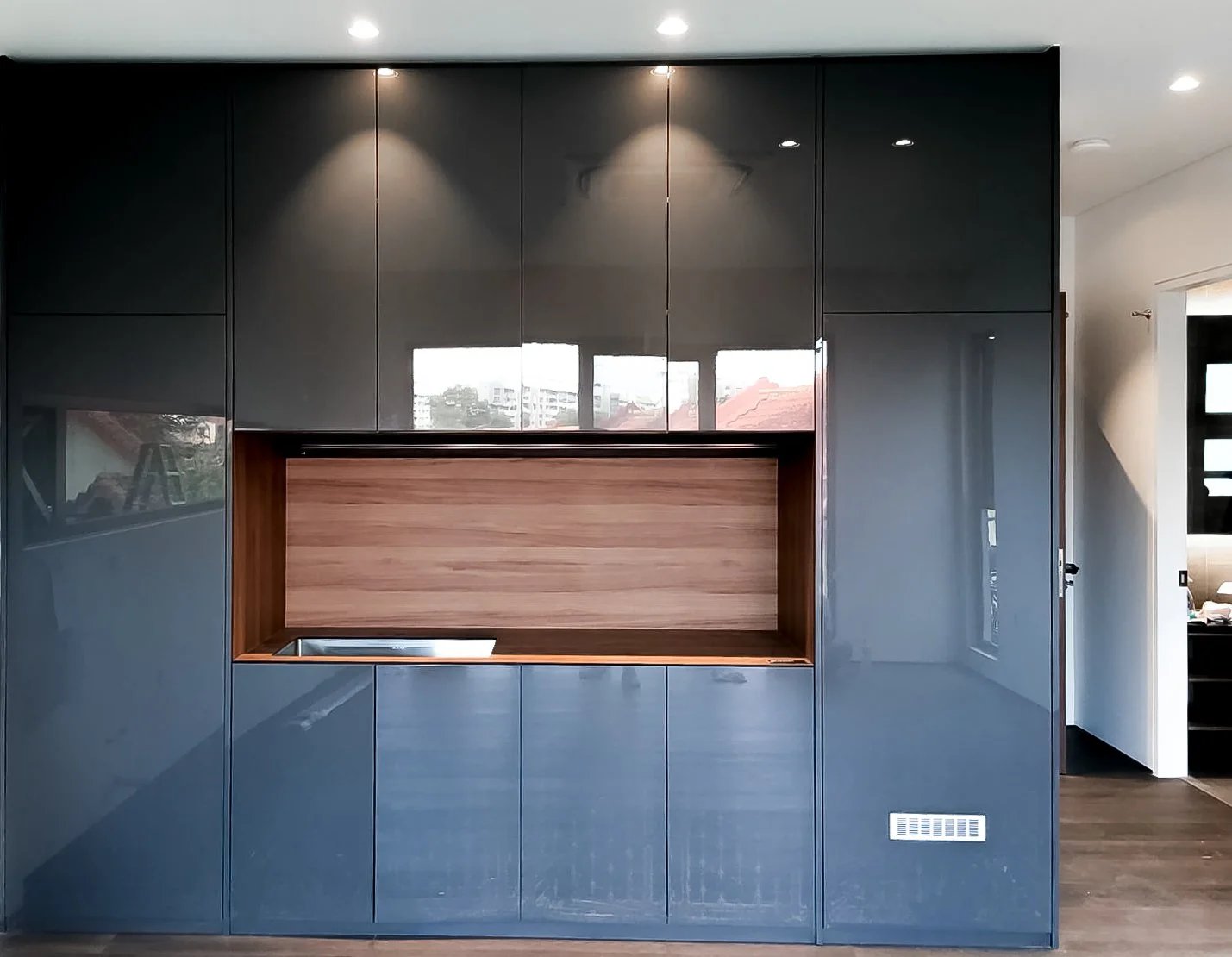 Line8 Model SL track in Black Hairline above a kitchen workbench