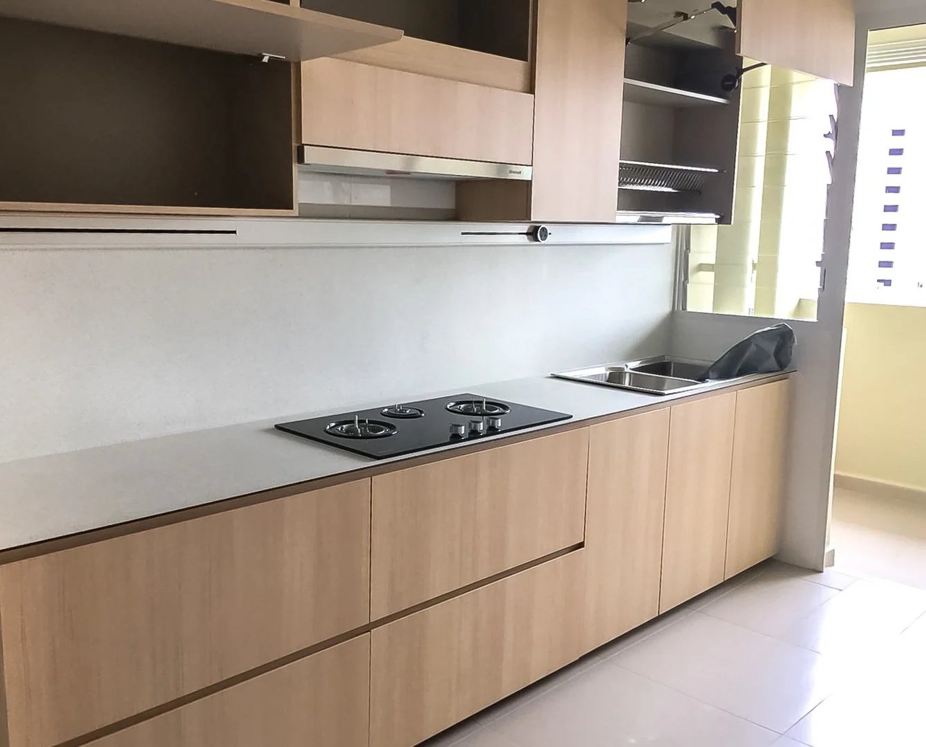 Line8 Model SL track in Black Hairline above the kitchen hob