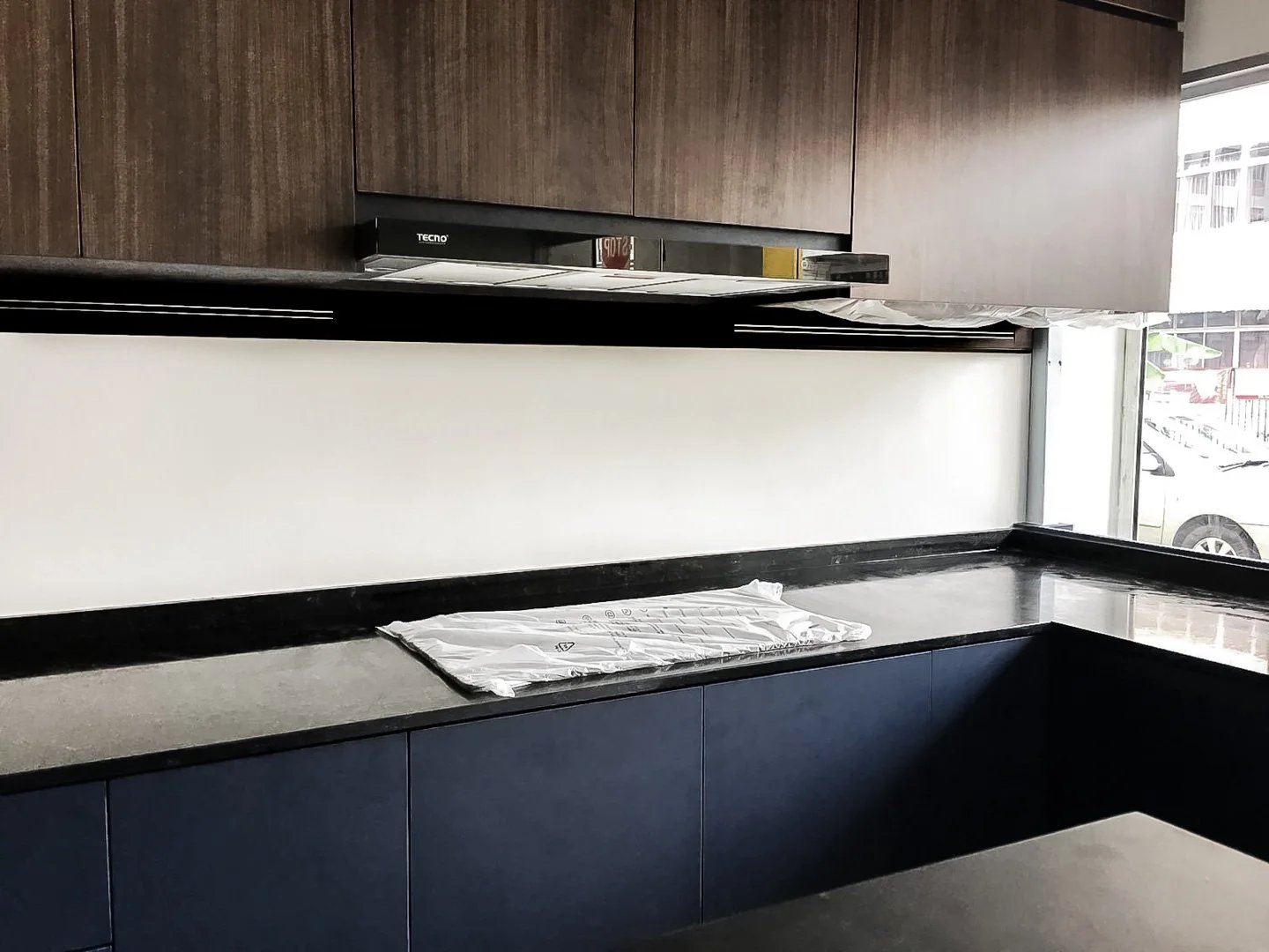 Line8 Model SL track in Black Hairline above the kitchen countertop