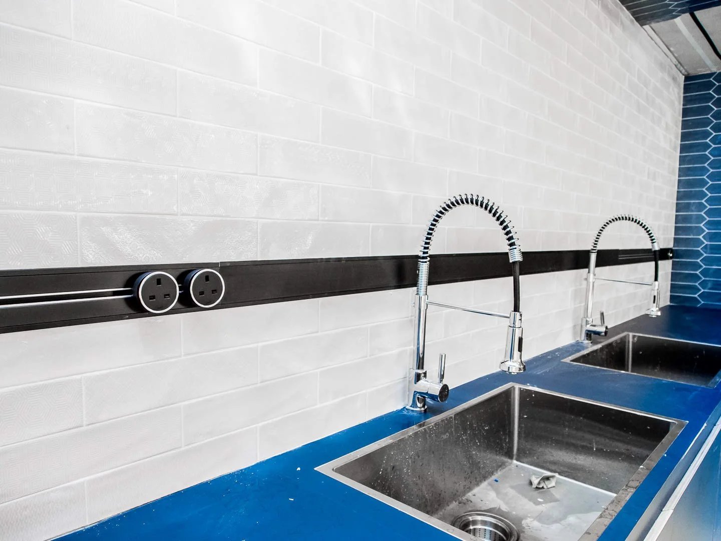 Line8 Model SL track in Black Hairline above the kitchen sink area