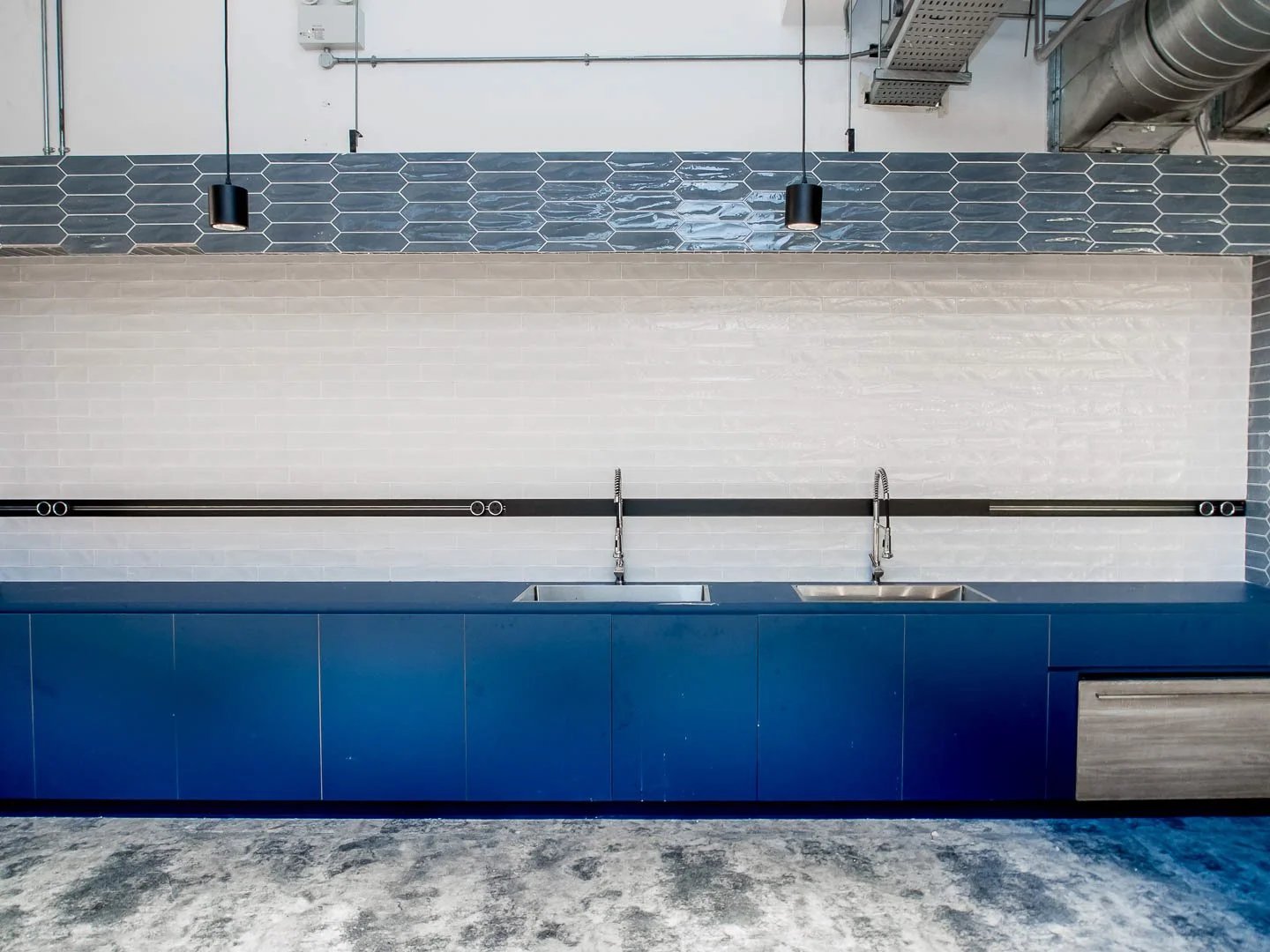 Line8 Model SL track in Black Hairline above a kitchen sink