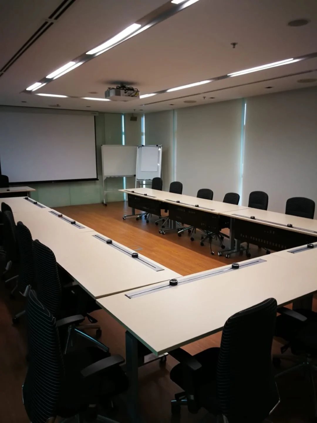 Line8 Model SL track in Black Hairline along a conference room table
