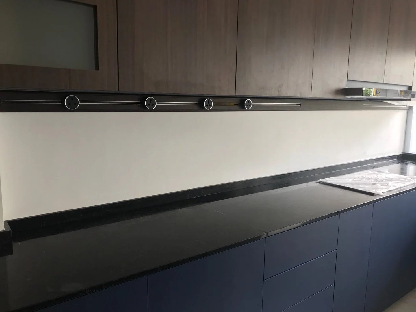 Line8 Model SL track in Black Hairline above a kitchen splashback